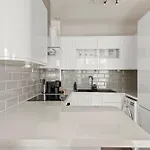 Sg, Charming Chelsea Balcony Suite
